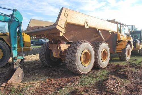 A broker arranges transportation services of dump trucks at construction sites